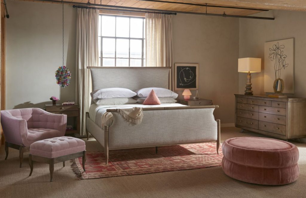room with pink decor